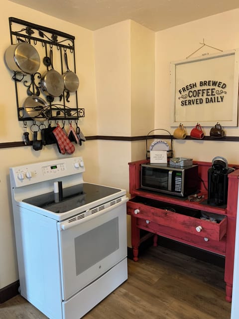 Peaceful home in town. Great location--walk downtown to stores and restaurants. House in Tahlequah