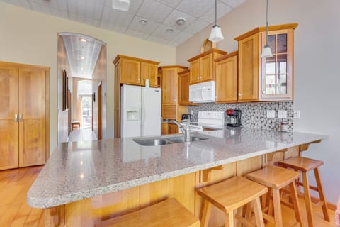 Kitchen | Breakfast Bar | Mr. Coffee Coffee Maker | Dishwasher