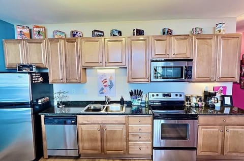 Cook in style in our fully stocked kitchen, brimming with 80s charm. From retro appliances to vibrant decor, this kitchen offers everything you need for meal prep while immersing you in a nostalgic 80s atmosphere.