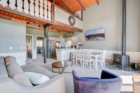 Couch coverts to king pullout! And comfortable! 