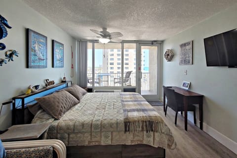 Amazing studio, 6th floor Condo Unit with beach, river and city views!