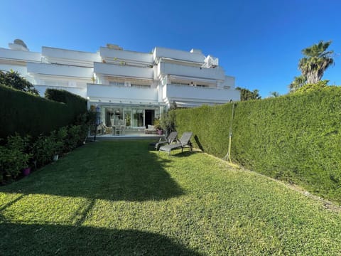 Stunning Garden with Sun Loungers, table and chairs and BBQ 