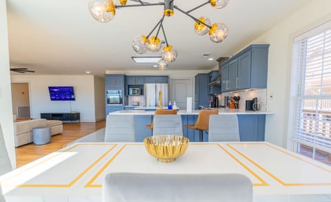 Gather around! This bright and open dining area, flowing seamlessly into the modern kitchen, is perfect for sharing meals and making memories with loved ones. Book your stay and enjoy the heart of the home! 🍽️

