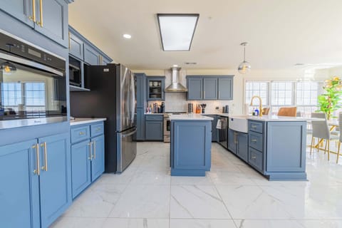 Chic and contemporary design meets ultimate comfort. Enjoy preparing meals in the stylish kitchen and sharing them in the beautifully lit dining space. Your modern escape awaits! ✨

