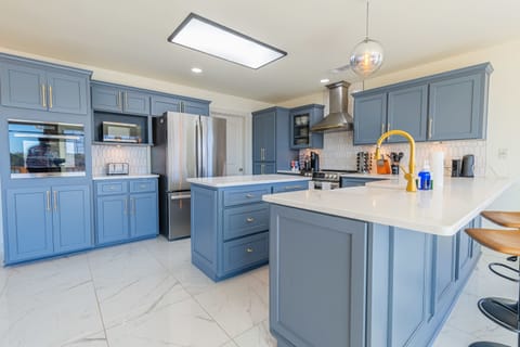 Cook up a storm in the well-equipped kitchen and enjoy your creations in the adjacent dining area. This space blends functionality with modern style for a truly enjoyable stay. Ready to book? 🍳

