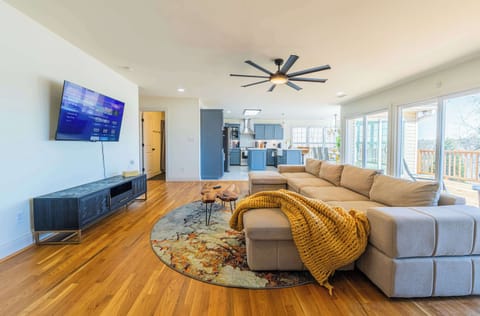 Unwind and relax in this stylish and comfortable living space. Perfect for kicking back after a day of exploring or simply enjoying a movie night. Book your cozy getaway today! ✨

