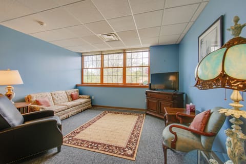 New Kensington Vacation Rental | 1BR | 1BA | 900 Sq Ft | Step-Free Entry