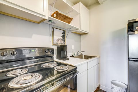 Studio | Kitchenette | Dishware & Flatware