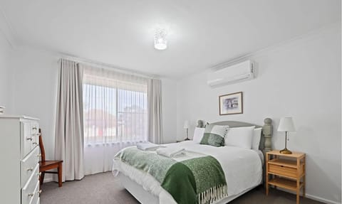 Serenity | Short Drive to CBD, Firepit