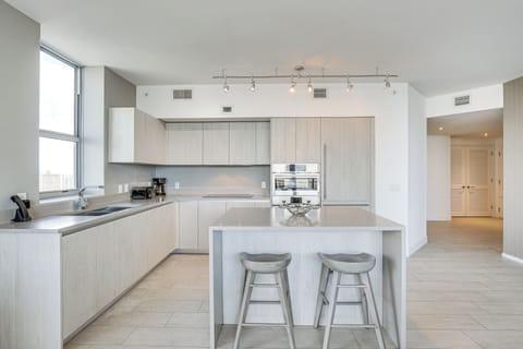 Kitchen | Single-Story Unit | 16th-Floor Condo