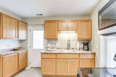 Kitchen | Blender | Trash Bags/Paper Towels