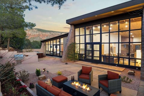Casa Ventana: Where Modern Comfort Meets Natural Splendor