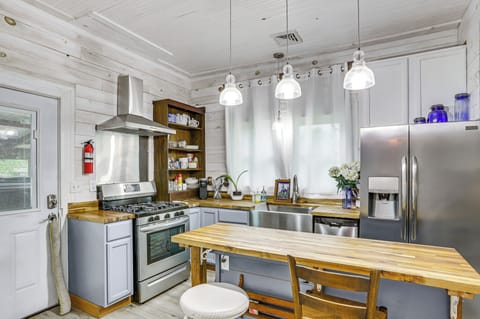 Kitchen | Keurig Coffee Maker (Pods Provided) | Dishwasher | Cooking Utensils