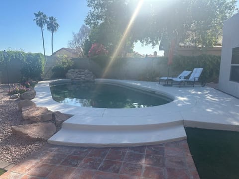 Private backyard w/pool
