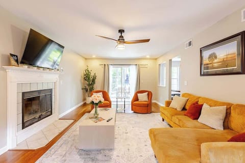 Get together in the living room and enjoy unforgettable moments with your friends and family.