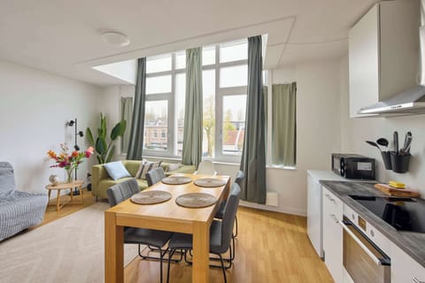 Bright and open living space with dining area and fully equipped kitchen.