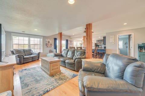 Living Area | Smart TV | Board Games