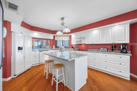 Ample cabinet & Counter space