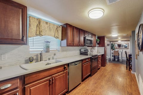 Kitchen with upgraded cabinets and quartz counter tops