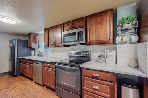 Full kitchen with enoug kitchen equipment for a simple meal