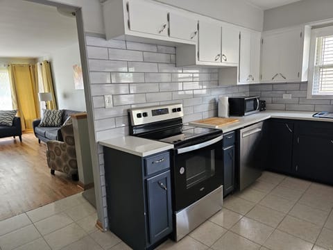 Full Kitchen / stove, oven