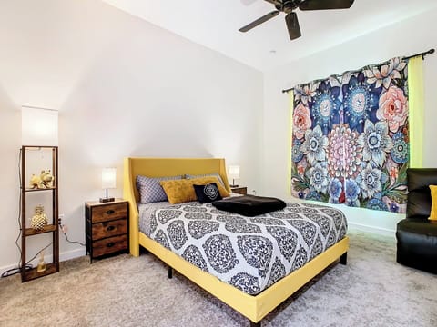 Queen size master bedroom with walk in en suite shower