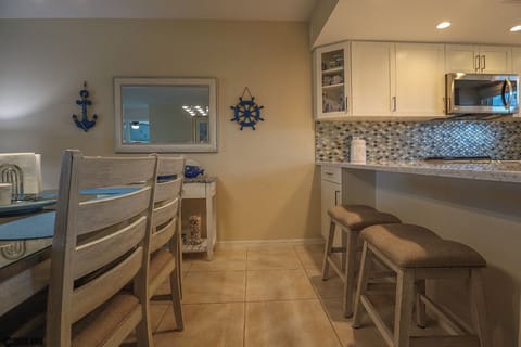 Dining Area has seating for 8