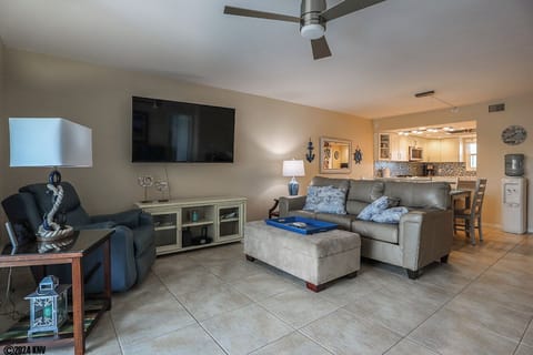 Comfortable accommodations at Royal Pelican 382