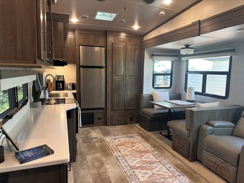 Fully equipped Kitchenette, refrigerator, microwave, gas stove and gas oven