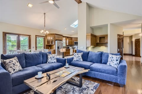 Hand-carved wood from the StayWithDave estate made by local Nashville lumberjacks adorns the awesome living room area!