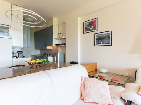 Property, Picture Frame, Cabinetry, Plant, Building, Wood, Comfort, Interior Design, Houseplant, Floor