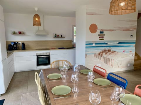 Cuisine ouverte sur la salle à manger