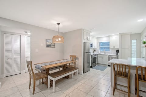 Dining table comfortably seats 6 people