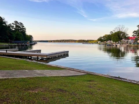 Welcome to Shoo Fly at Lake Oconee! Your lakefront experience includes the use of the homes, kayaks, games, and boat slip.