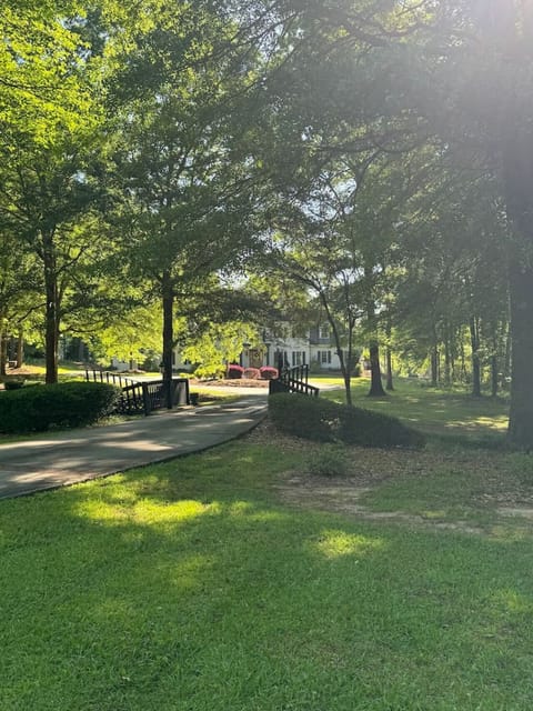 Pine Hill Estate w/ Three Apartment-style Rooms House in Griffin