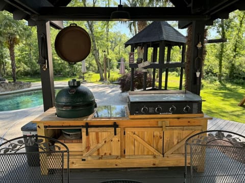 Pine Hill Estate w/ Three Apartment-style Rooms House in Griffin