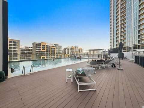 Pool Paradise: Dive into luxury with stunning views and sun-soaked relaxation!
