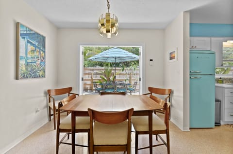 Dining area, table seats 6 