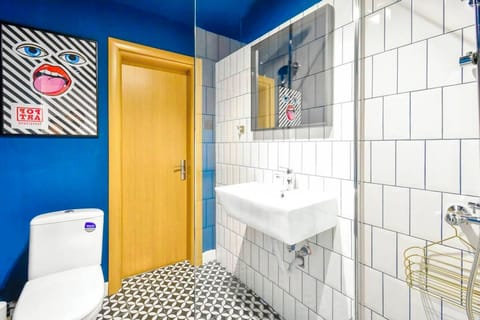 Central Sofia | Metro to Airport | Fast Wi-Fi | King bed | Park view | Self check-in