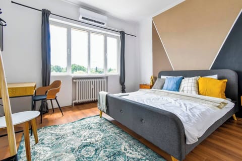 Central Sofia | Metro to Airport | Fast Wi-Fi | King bed | Park view | Self check-in