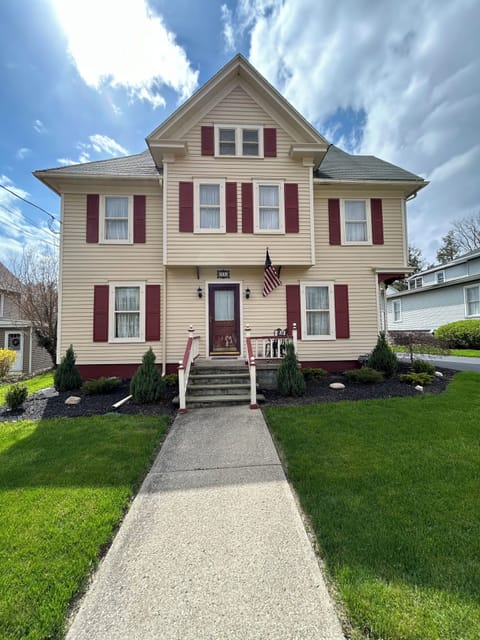 A front view of 33 Main Street