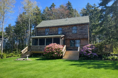 Welcome to Giffin Log Cabin!
Here is a view of the house from the front yard.