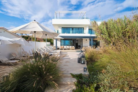 Direct beach access.