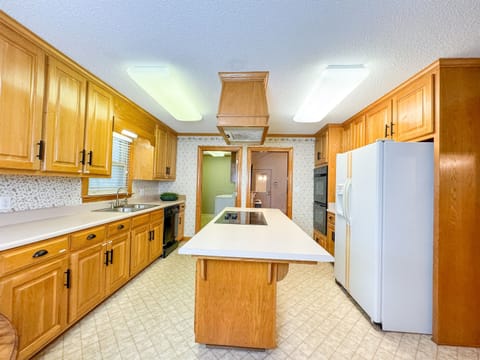 There's plenty of room for the whole family to cook dinner together in this large kitchen