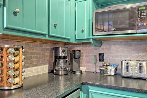 2 coffee machines: Cuisinart and Keurig