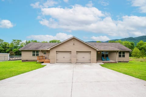 TN Delight at the Venue includes both sides - 2 BR/1BA. The garage is accessed during your stay.