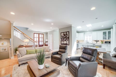 Living Room | 1st Floor | Central Heating & A/C | Free WiFi | Smart TV