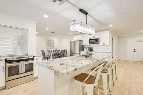 Kitchen | Central Air Conditioning | Keyless Entry