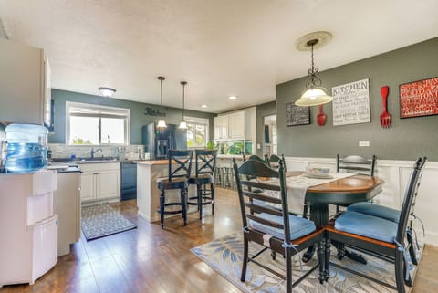 Dining Area & Kitchen | Dishware & Flatware Provided | Breakfast Bar