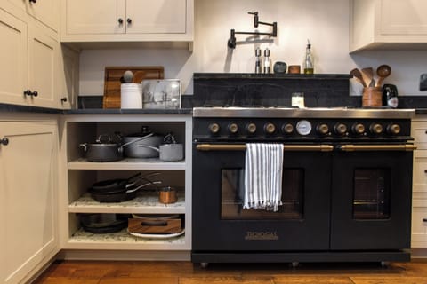 1st FL | Chef's Kitchen| 48" double ovens  